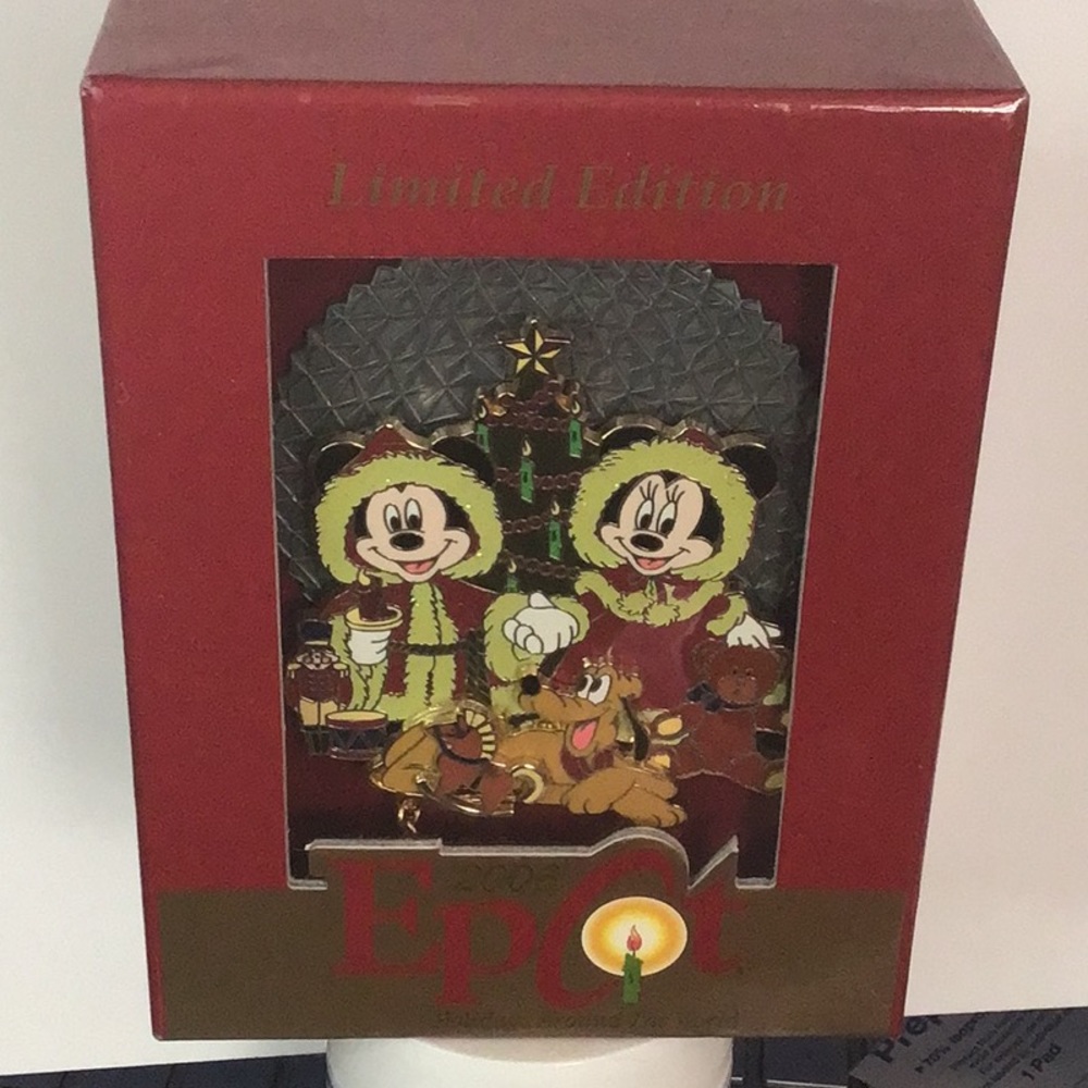 Epcot Christmas Around the World pin excellent condition in original box HTF.